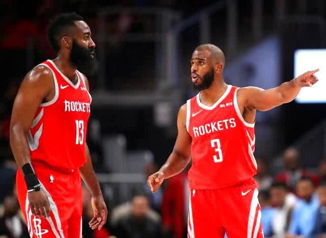 太疼了，萨勒马克尔斯被对手踩中后在地上抽动（萨勒马克尔斯遭对手踩踏后痛苦抽搐倒地）