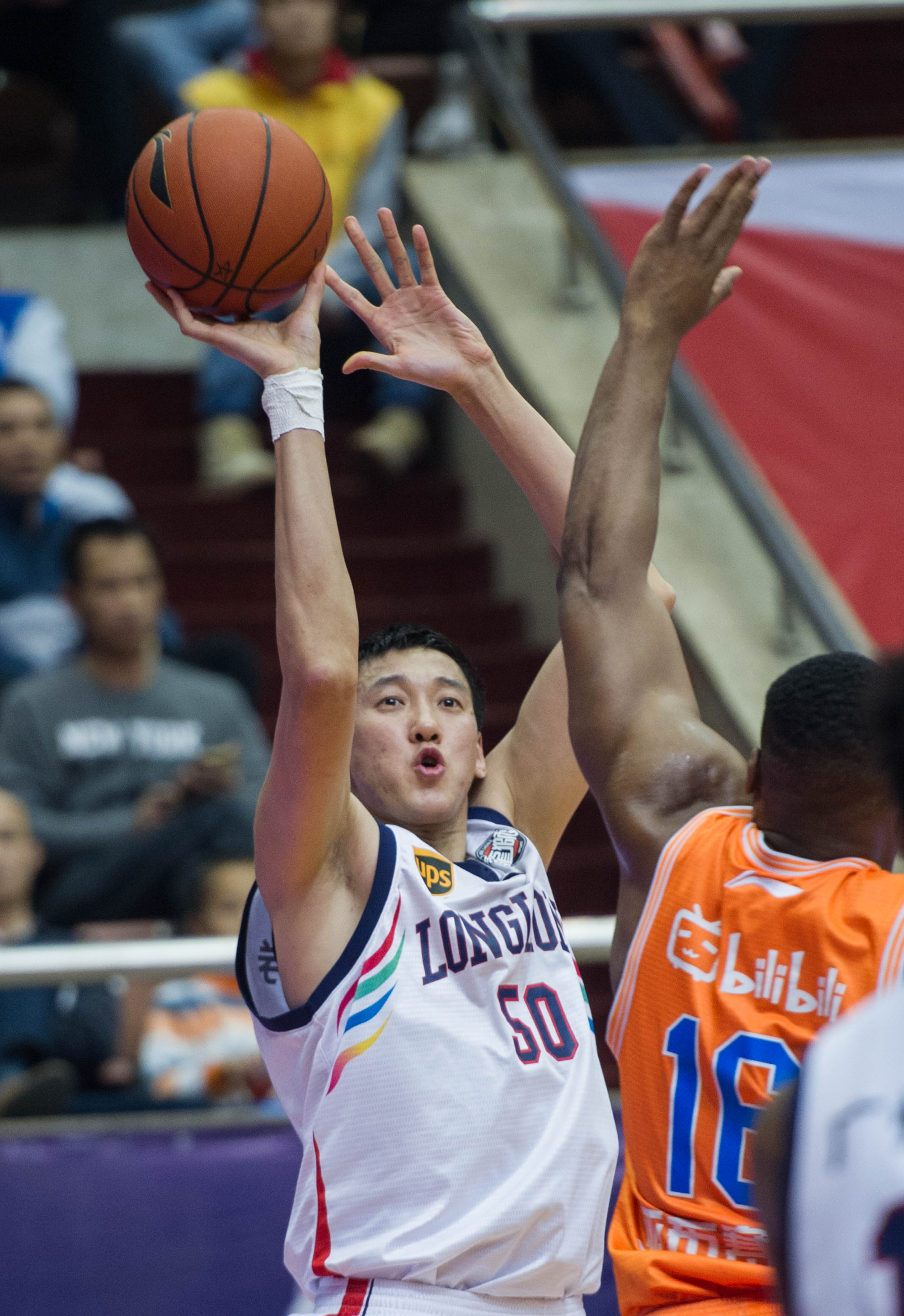 青岛西海岸晒视频：把口号带到诺坎普，老外喊“战斗青岛队”（青岛西海岸发布视频：口号响彻诺坎普，外国球迷高喊“青岛队，战斗！”）