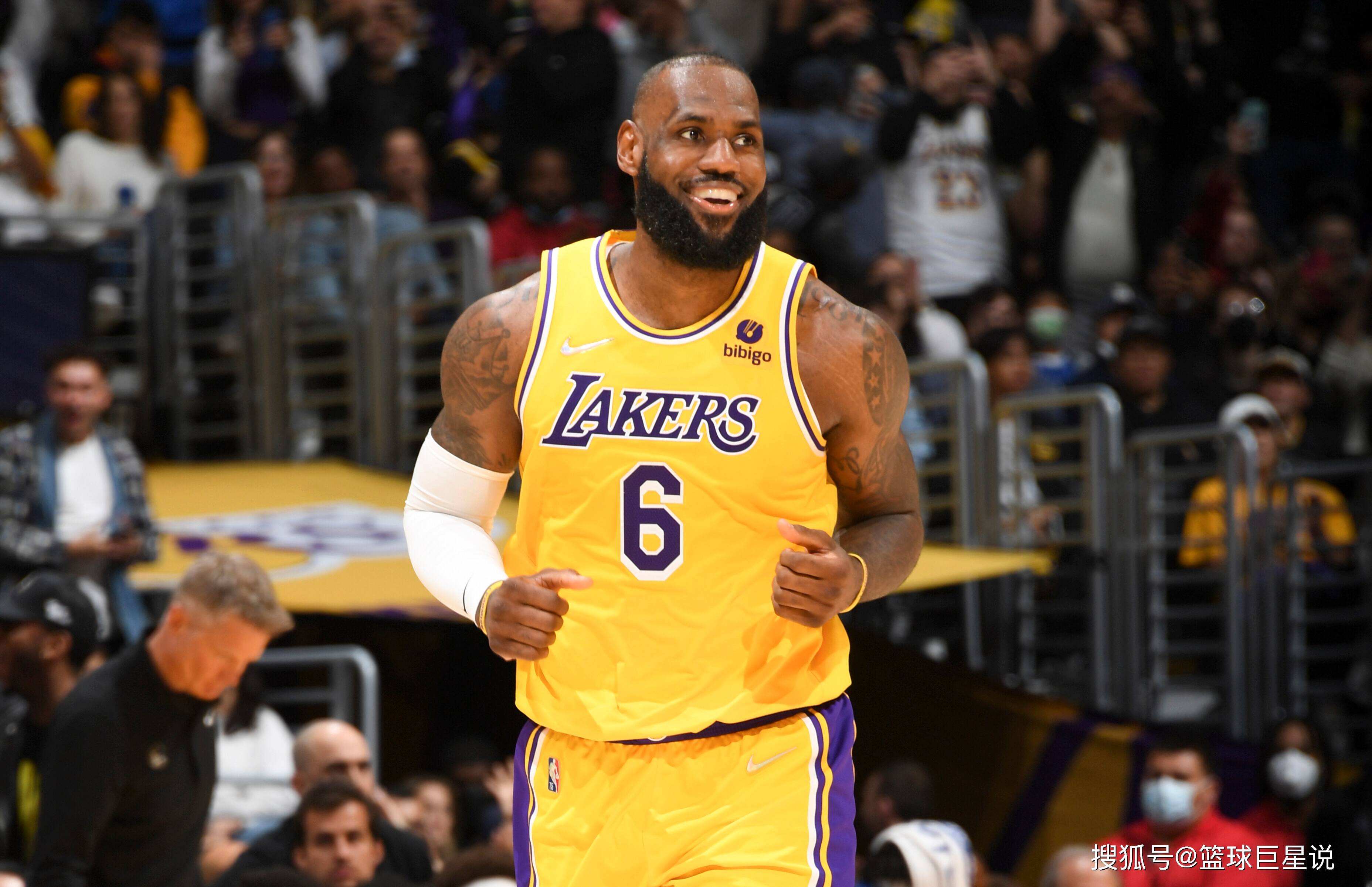 米歇尔：利瓦科维奇表示不愿比赛，加萨尼加曾在38度高烧出场（米歇尔曝：利瓦科维奇不愿出赛，加萨尼加曾发烧38℃仍出场）